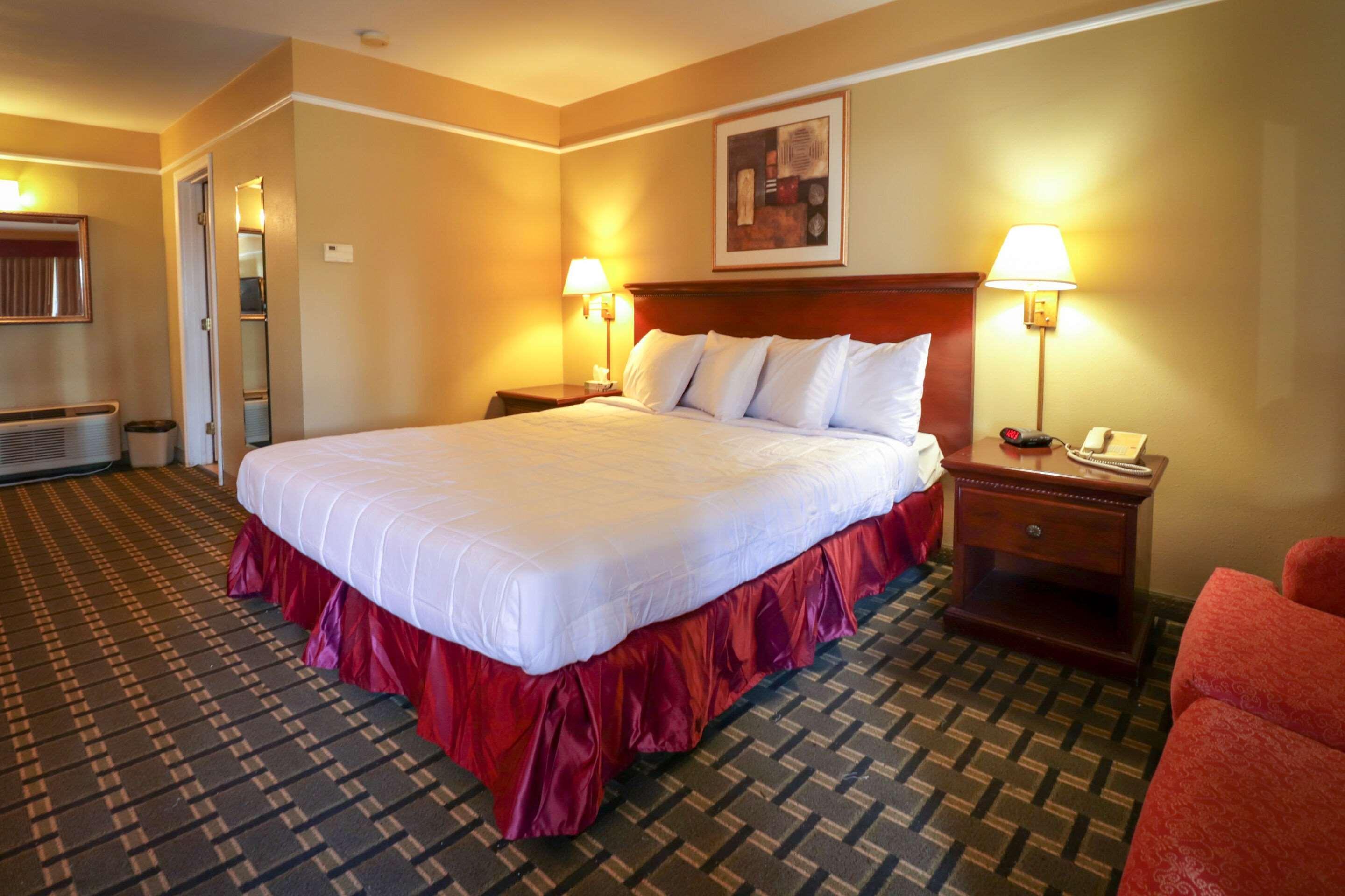 Econo Hotel 2*