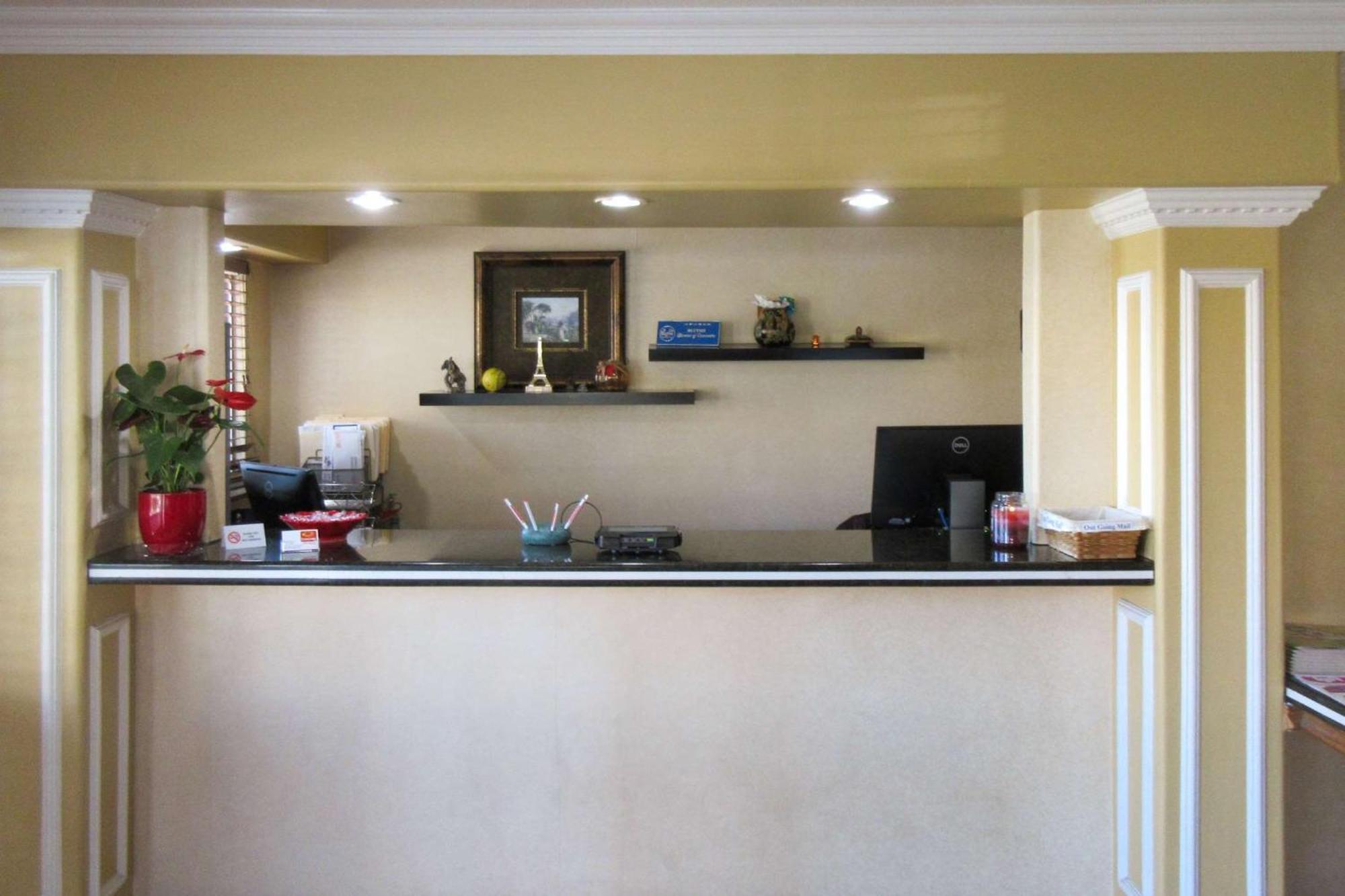 Econo Hotel