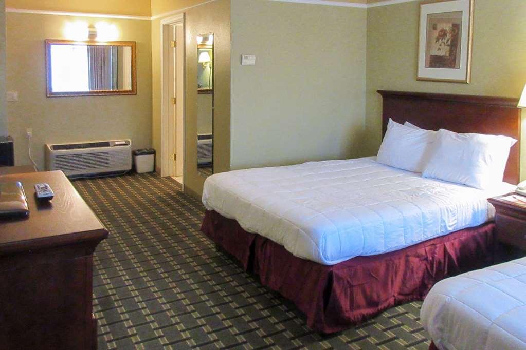 Econo Hotel 2*
